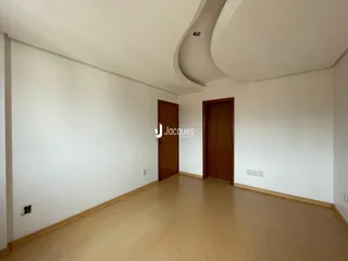 Hall de entrada com piso de madeira e portas de madeira.