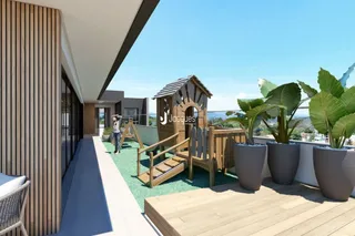 Vista da fachada de uma casa com deck de madeira em Lajeado.