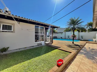 Fachada de uma casa em Lajeado, Brasil com área externa e piscina.