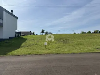 Vista da fachada de uma casa com grande área gramada.