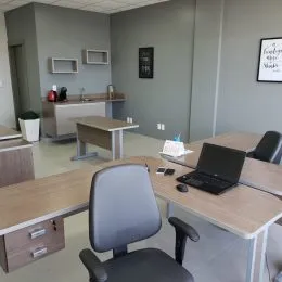 Foto de uma mesa de madeira em um ambiente interno.