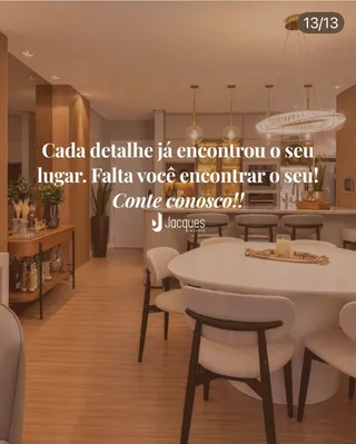 Uma sala de jantar moderna com mesa branca e cadeiras em um imóvel no Brasil.