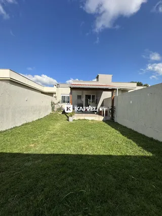 Foto da fachada de uma casa em Lajeado, Brasil, com um gramado verde.