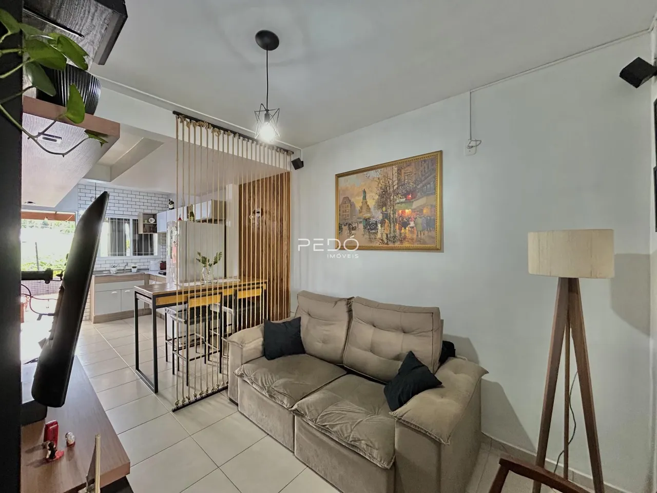 Sala de estar com sofá e decoração em uma residência.