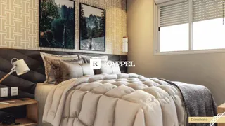 Quarto com cama grande e cabeceira decorada com painéis.