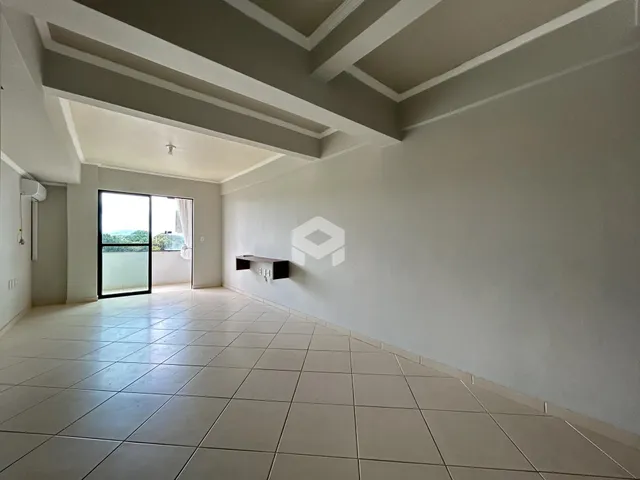 Interior de um ambiente com piso de cerâmica e teto com detalhes arquitetônicos.