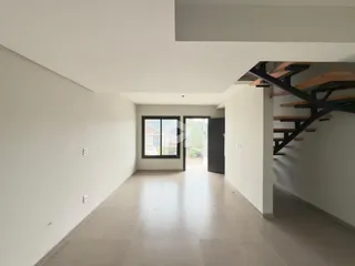 Corredor com janela que dá para a vista externa.