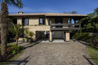 Fachada de uma casa em Lajeado, Brasil, com jardim e entrada pavimentada.