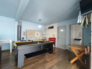 Interior de uma sala com piso de madeira e móveis de madeira.