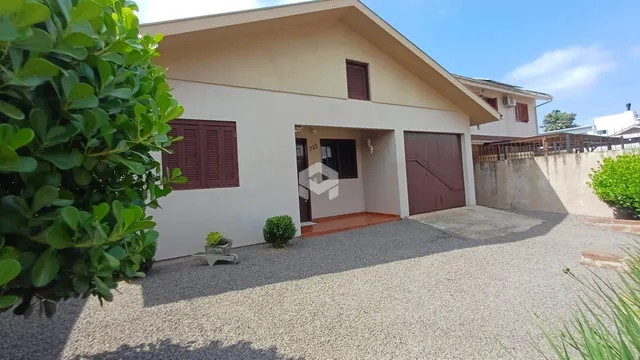 Fachada de uma casa em Lajeado, Brasil, com jardim de cascalho na frente.
