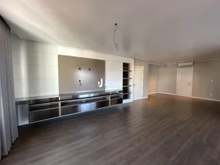 Interior de uma sala de estar moderna com cozinha integrada em Lajeado.