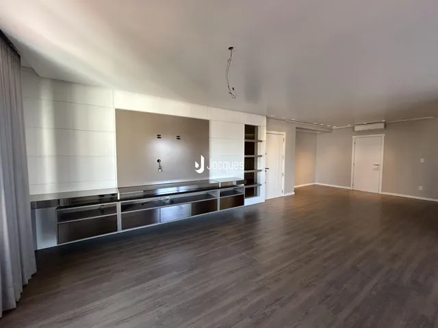 Interior de uma sala de estar moderna com cozinha integrada em Lajeado.