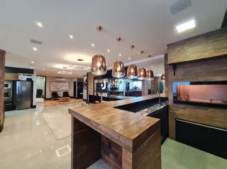 Cozinha moderna com ilha de madeira e armários em um imóvel no Brasil.
