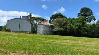 Foto de um silo industrial com vegetação e campo gramado em Lajeado.