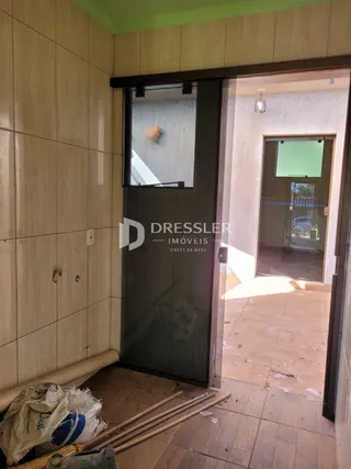Vista interna de um corredor com porta de acesso a outra sala.