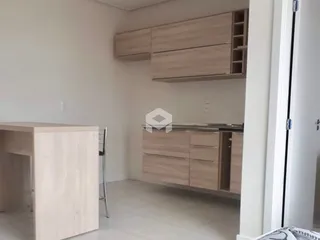 Foto de um ambiente interno com painéis de madeira clara.