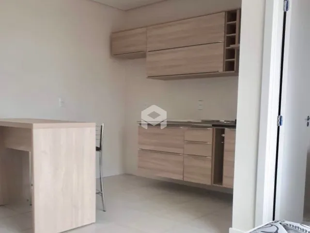 Foto de um ambiente interno com painéis de madeira clara.