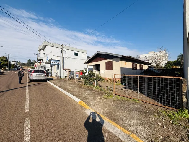 Vista da fachada de duas casas em Lajeado, Brasil, ao longo de uma rua.