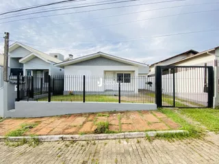A fachada de uma casa residencial em Lajeado, Brasil, com cerca e muro.