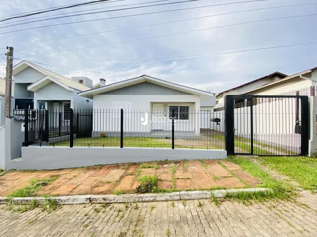 A fachada de uma casa residencial em Lajeado, Brasil, com cerca e muro.