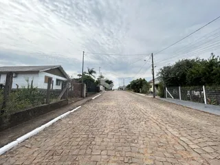 Vista da rua pavimentada com casas em Lajeado, Brasil.