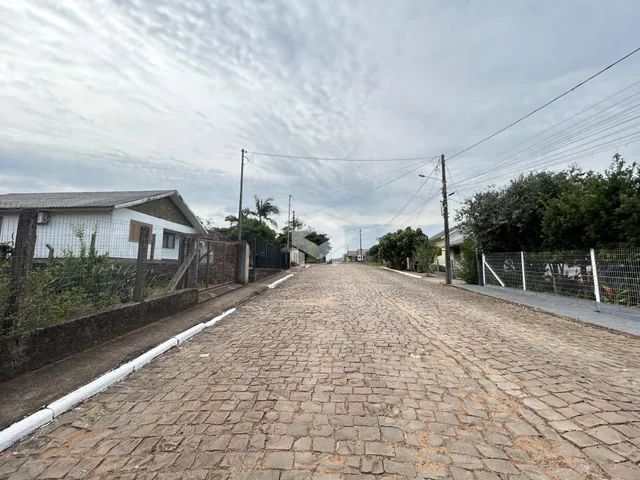 Vista da rua pavimentada com casas em Lajeado, Brasil.