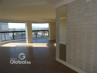 Sala de estar ampla com grandes janelas que oferecem uma vista da cidade.
