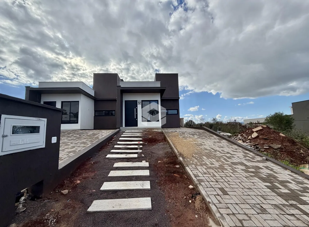 Fachada de uma casa moderna em Lajeado, Brasil, com entrada pavimentada.