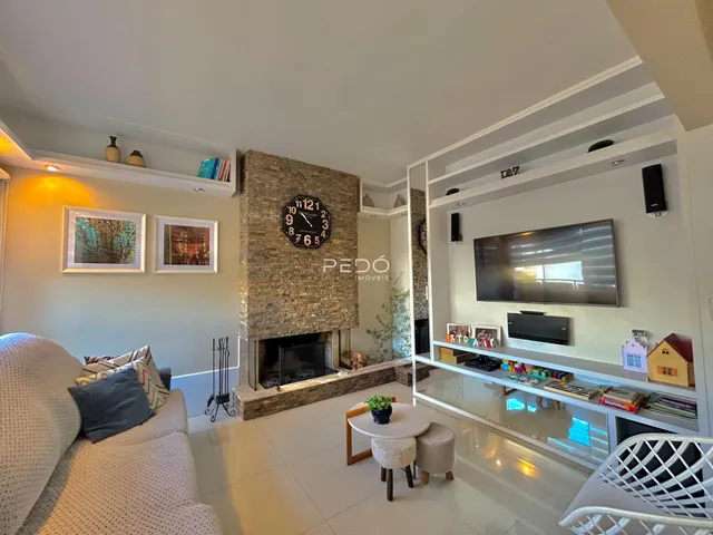 Sala de estar com lareira e sofá em um imóvel no Brasil.
