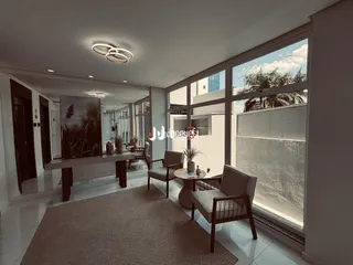 Sala de estar de um imóvel em Lajeado, Brasil, com grandes janelas.