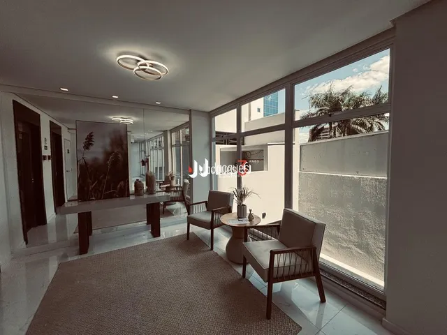Sala de estar de um imóvel em Lajeado, Brasil, com grandes janelas.