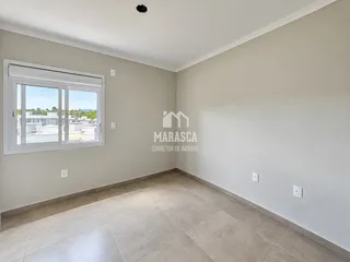 Sala de estar com piso de cerâmica e janela.
