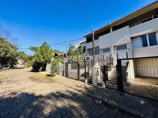 Fachada de uma residência com cerca e calçada em Lajeado, Brasil.