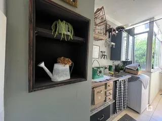 Vista interna de uma sala com prateleiras e área de cozinha em Lajeado.
