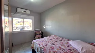 Quarto com janela e ar condicionado em um imóvel em Lajeado.