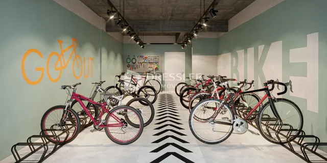Corredor com bicicletas estacionadas ao longo da parede.