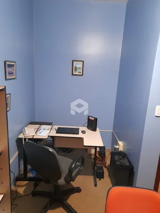 Foto de um ambiente interno com uma mesa de trabalho e decoração de parede.