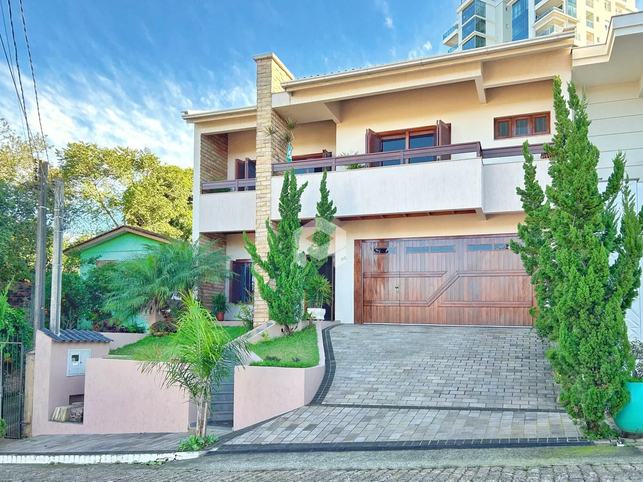 Fachada de uma casa em Lajeado, Brasil, com garagem e jardim.