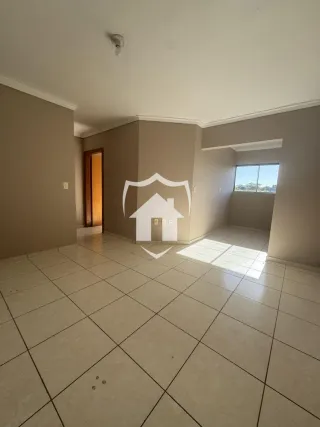 Vista interna de um ambiente com piso de cerâmica e parede em tom neutro.