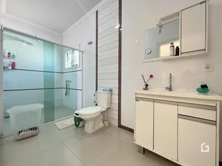 Foto de um banheiro moderno com piso de cerâmica e box de vidro.