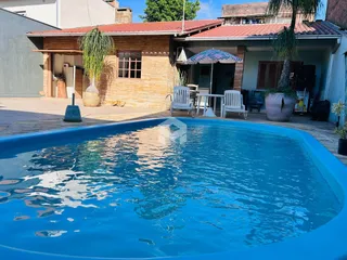 Vista externa de uma casa com piscina em Lajeado, Brasil.