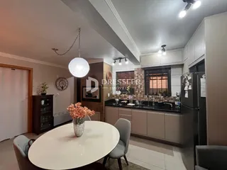 Imagem de uma sala de jantar com cozinha em um imóvel no Brasil.