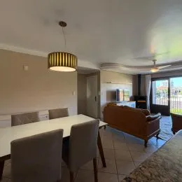 Foto de uma sala de jantar com mesa e cadeiras em um imóvel.