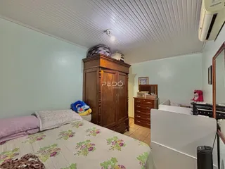 Quarto com armário de madeira e cama decorada.