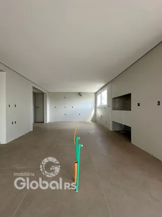 Corredor interno com paredes brancas e piso de concreto.
