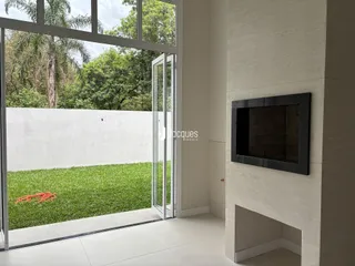 Sala de estar com vista para o jardim externo.