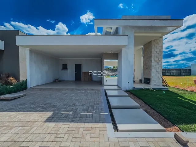 Fachada moderna de uma residência em Lajeado, Brasil, com área externa pavimentada.