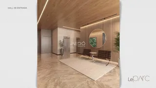 Hall de entrada com revestimento de madeira e piso claro.