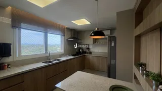 Vista da cozinha com grandes janelas que dão para a paisagem.