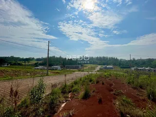 Vista aérea de uma área rural com vegetação e estrada de terra no Brasil.
